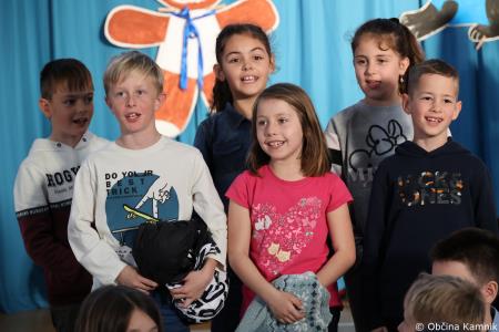 Otroci Osnovne šole Marije Vere so pozdravili pomlad in se spomnili knjižnih junakov (46)